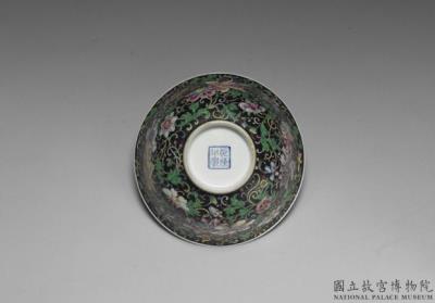 图片[3]-Tea bowl with floral scroll on a black ground in falangcai painted enamels, Qianlong reign (1736-1795), Qing dynasty-China Archive